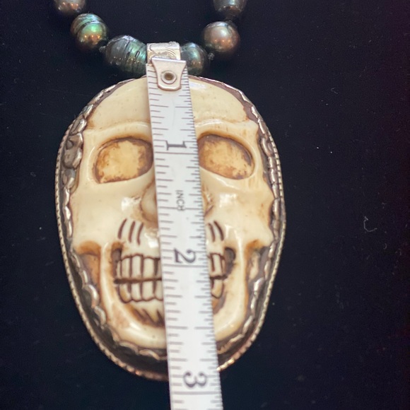 Hand carved skull pendant on FWP necklace one of a kind - Picture 5 of 11